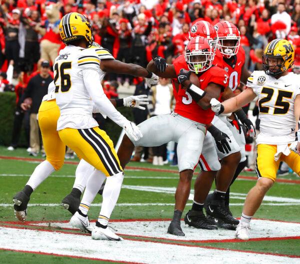 Georgia tailback Zamir White (3) splits Missouri defenders to get into the endzone for a touchdown during the first half of an NCAA college football game in Athens, Ga., on Nov. 6, 2021. (Curtis Compton/Atlanta Journal-Constitution via AP)