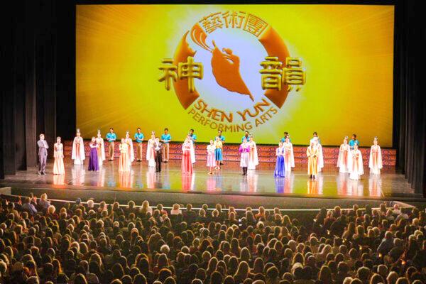 Shen Yun Performing Arts' curtain call at The Buell Theatre in Denver, on Nov. 7, 2021. (The Epoch Times)