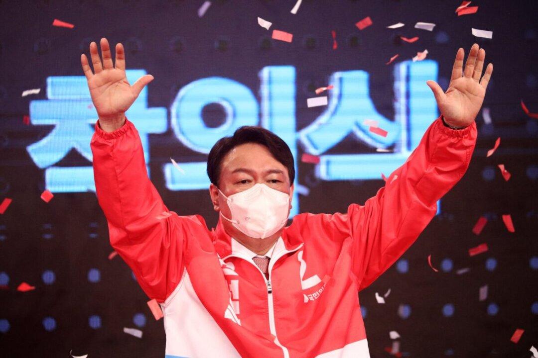 Two Strongest Rivals to Battle in South Korean Presidential Election, Nearly 60 Percent of Public Supports a Regime Change