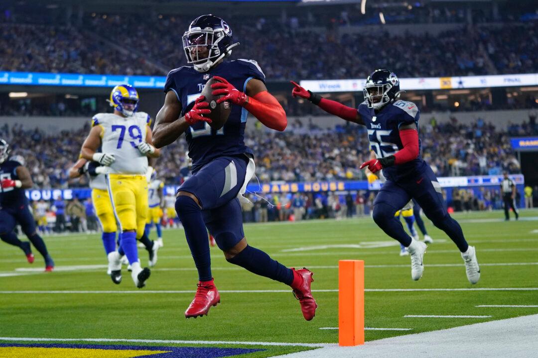 Defense Carries Titans Past Rams 28-16 for 5th Straight Win