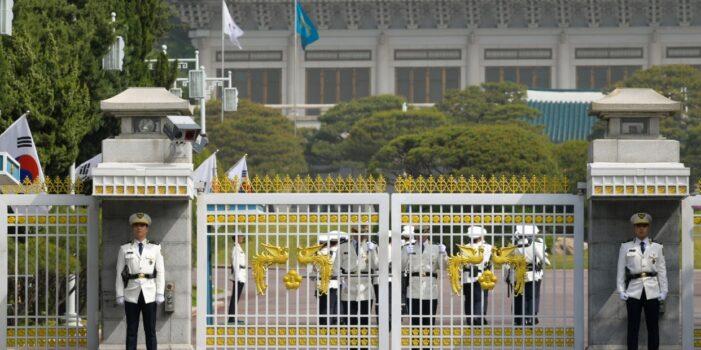Changing of the Guard at Cheong Wa Dae (Courtesy of Cheong Wa Dae)