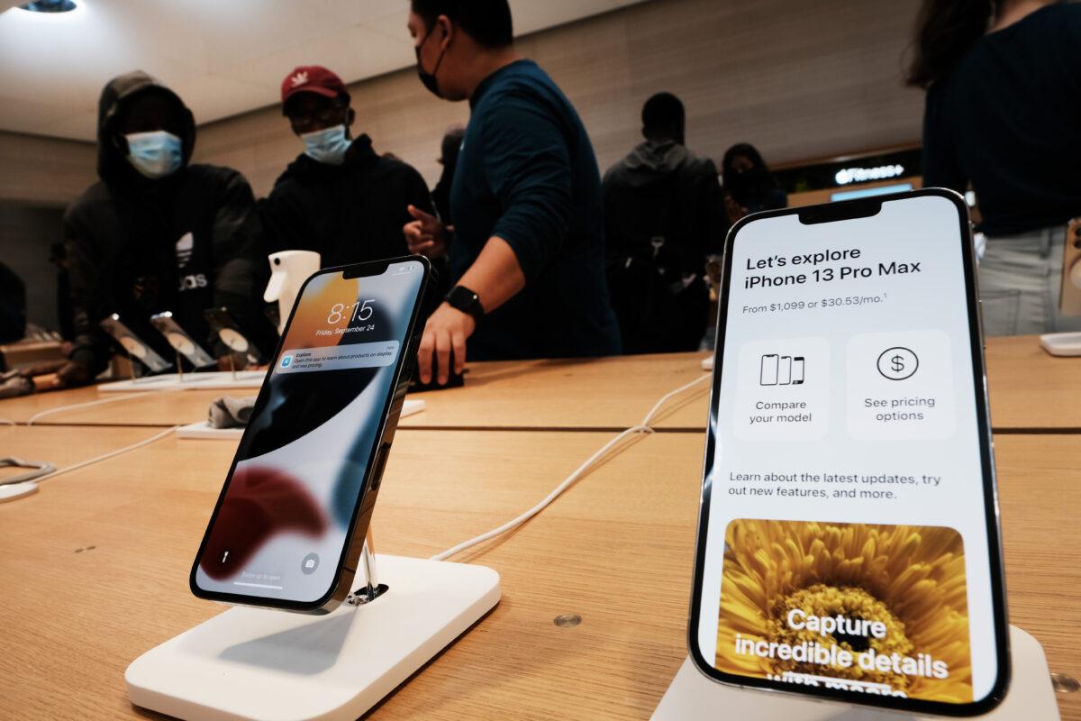 People shop at the Fifth Avenue Apple Store during the launch of Apple’s new iPhone 13 and iPhone 13 Mini in New York City on Sept. 24, 2021. (Spencer Platt/Getty Images)