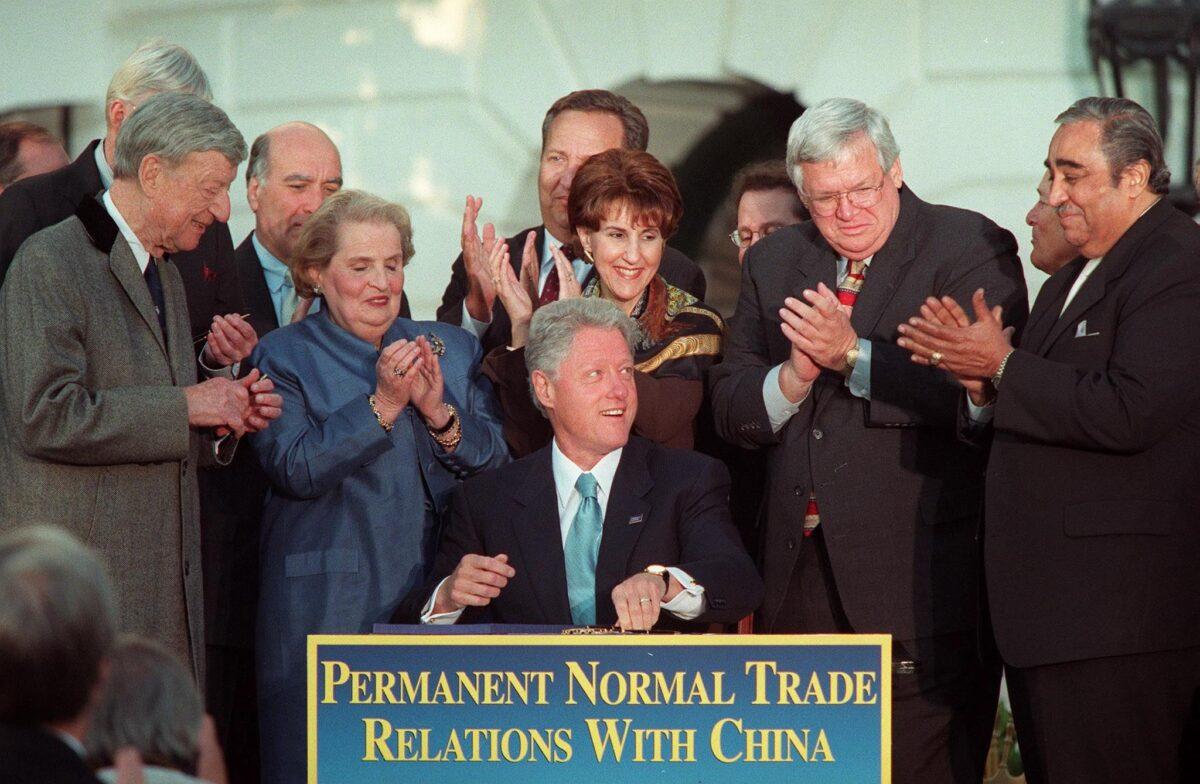 Then-U.S. President Bill Clinton signed the U.S.-China Trade Relations Act of 2000 during a ceremony on the South Lawn of the White House in Washington on Oct. 10, 2000. (Mario Tama/AFP via Getty Images)