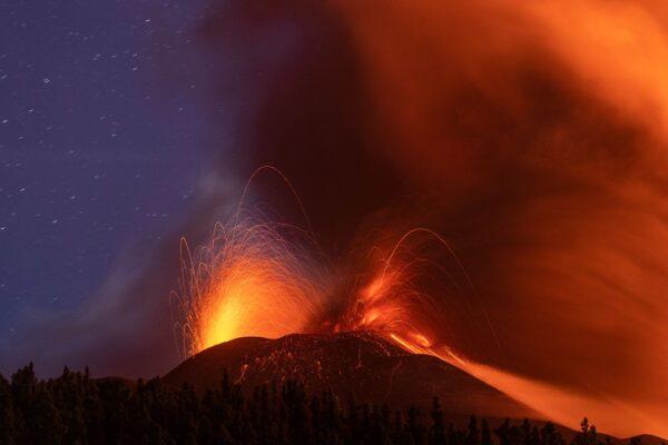 The Cumbre Vieja volcano continues to erupt in La Palma, Spain, on Nov. 8, 2021. (Dan Kitwood/Getty Images)