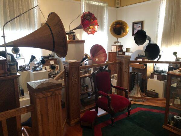Gramophones at the Stagecoach Inn Museum. (The Epoch Times)