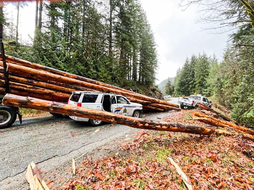 Logging Truck Collides With RCMP Vehicles Headed to Enforce B.C. Injunction