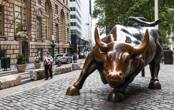 The 'Wall Street Charging Bull' statue in New York City, on July 23, 2020. (Michael M. Santiago/Getty Images)