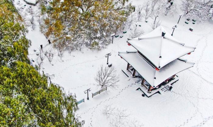 Schools, Roads Closed, 1 Person Dead in Snowstorm in China