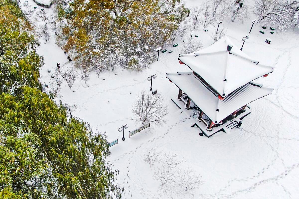 Schools, Roads Closed, 1 Person Dead in Snowstorm in China