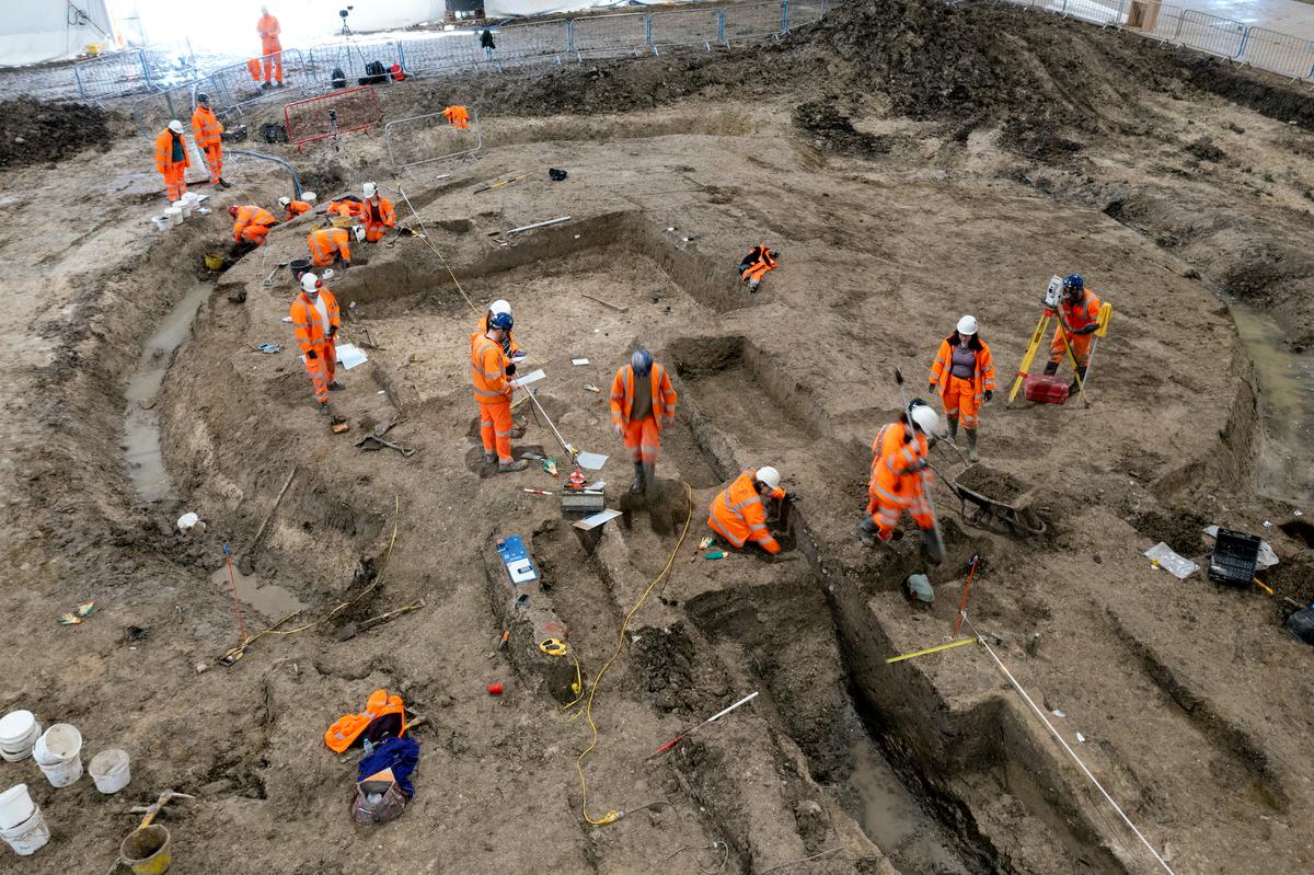 HS2 archaeologists excavate a ditch surrounding the foundation of an Anglo-Saxon circular tower. (Courtesy of <a href="https://mediacentre.hs2.org.uk/news/incredible-rare-roman-statues-found-in-hs2-dig">HS2</a>)