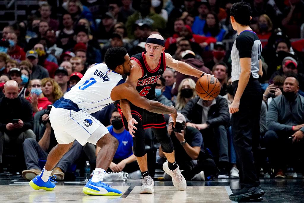 Ball, LaVine Lead Bulls Past Mavericks 117–107