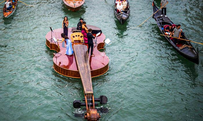 Sculptor in Venice Creates Giant 12-Meter-Long Violin That Floats Through Grand Canal