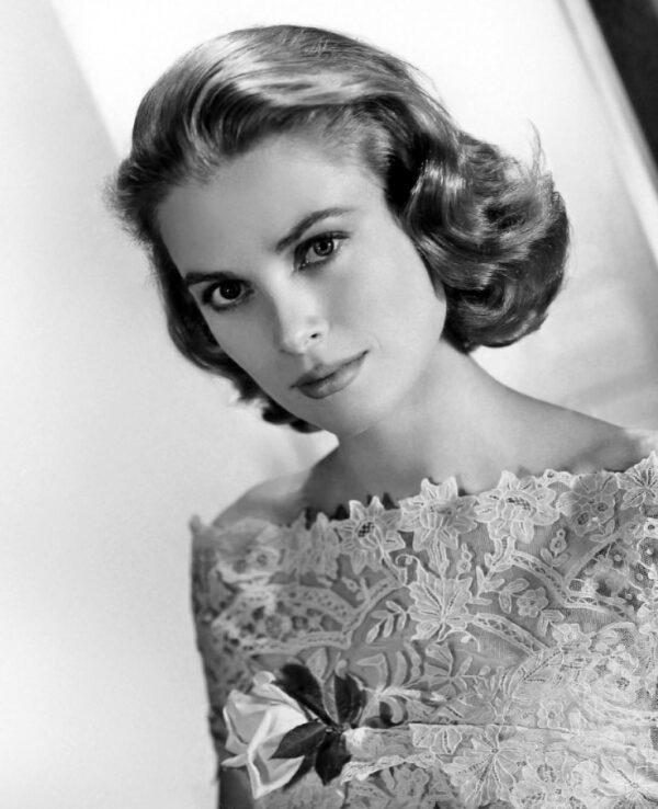 An MGM photo of Grace Kelly in 1954. (PD-US)
