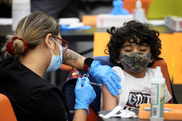  A 7-year-old child receives a COVID-19 vaccine in Chicago, on Nov. 12, 2021. (Scott Olson/Getty Images)