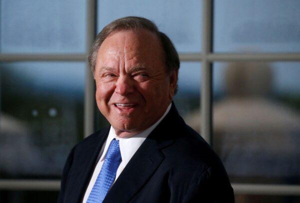 Harold Hamm of Continental Resources introduces himself at a dinner for business leaders hosted by President Donald Trump at Trump National Golf Club in Bedminster, N.J., on Aug. 7, 2018. (Leah Millis/Reuters)