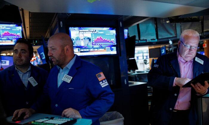 Stocks Close Higher, but Indexes Still End Week in the Red