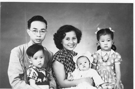 A family photo of Kent Wong (front L) and his parents and sisters in Guangzhou in 1951. (Provided by Kent Wong)