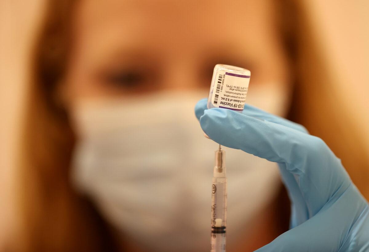 A pharmacist prepares a COVID-19 vaccine booster shot in San Rafael, Calif, on Oct. 1, 2021. (Justin Sullivan/Getty Images)