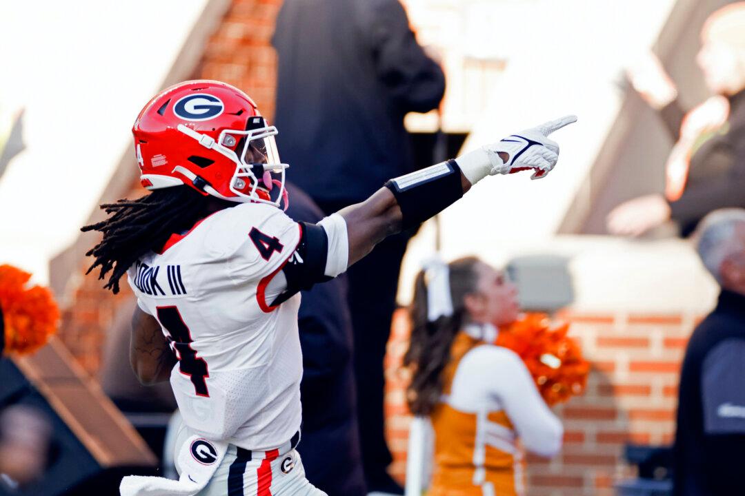 Bennett, No. 1 Georgia Remain Perfect, Rout Tennessee 41–17