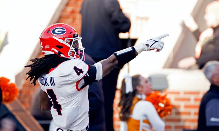 Bennett, No. 1 Georgia Remain Perfect, Rout Tennessee 41–17
