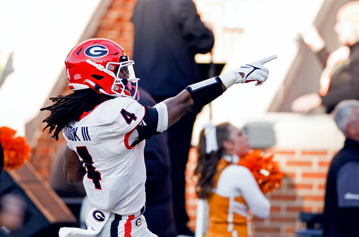 Bennett, No. 1 Georgia Remain Perfect, Rout Tennessee 41–17
