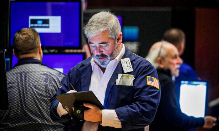 US Stock Futures, Oil Rebound as Investors Buy Omicron Dip
