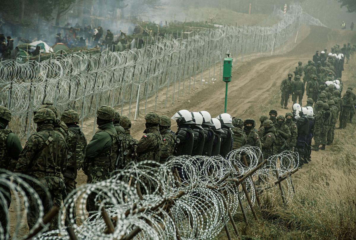 Poland to Send 10,000 Troops to Belarus Border; Minsk, Moscow Vow ‘Symmetric Response’