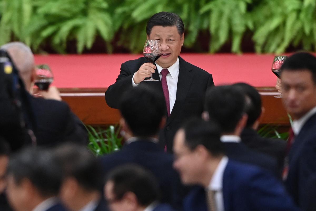 With ‘Historical Resolution,’ Xi Angles for a Third Term as Communist Party Chief
