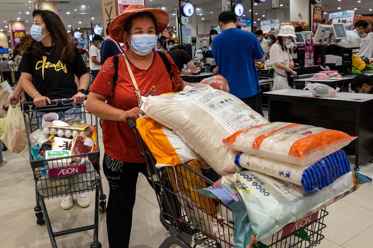 People wear protective masks as they line up to pay in a supermarket in Wuhan, Hubei Province, China, on Aug. 2, 2021. (Getty Images)