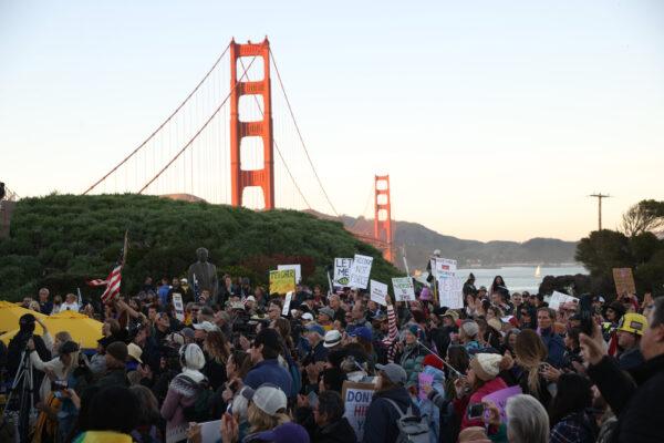 Protesters gather during an anti-vaccine mandate rally at the Golden Gate Bridge in San Francisco, Calif., on Nov. 11, 2021. (Justin Sullivan/Getty Images)