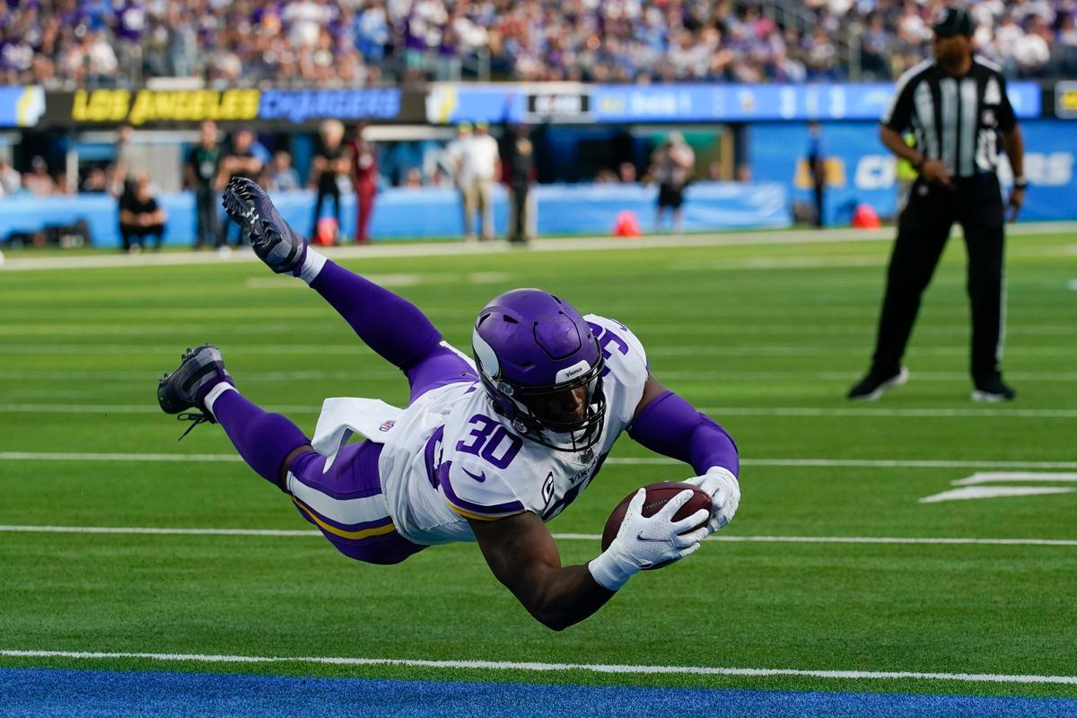 Cousins Throws 2 TDs, Vikings Bounce Back to Beat Chargers