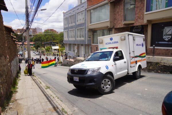 An ambulance is being turned around at a roadblock in Sucre, Bolivia, on Nov. 12, 2021. (Autumn Spredemann/The Epoch Times)