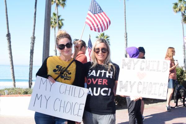 Parents and children gather at the San Clemente Pier for a statewide "Sit and Rally" demonstration to protest California's COVID-19 vaccine requirements for K–12 students in San Clemente, Calif., on Nov. 15, 2021. (Brandon Drey/The Epoch Times)