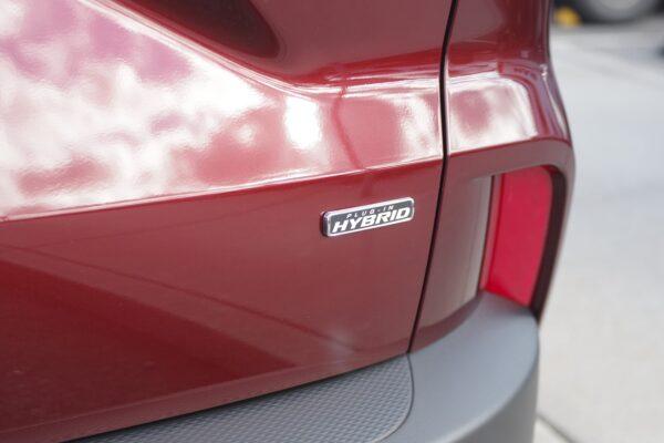 Plug-in hybrid badging. (By Benjamin Yong)