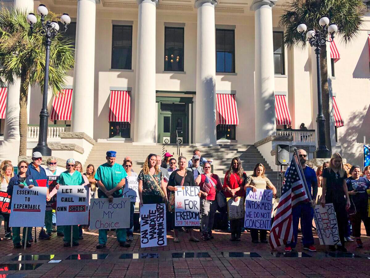  People in a courtyard outside the Florida Capitol on Nov. 16, 2021 urge lawmakers to pass bills against mask and vaccine mandates. (Nanette Holt/The Epoch Times)