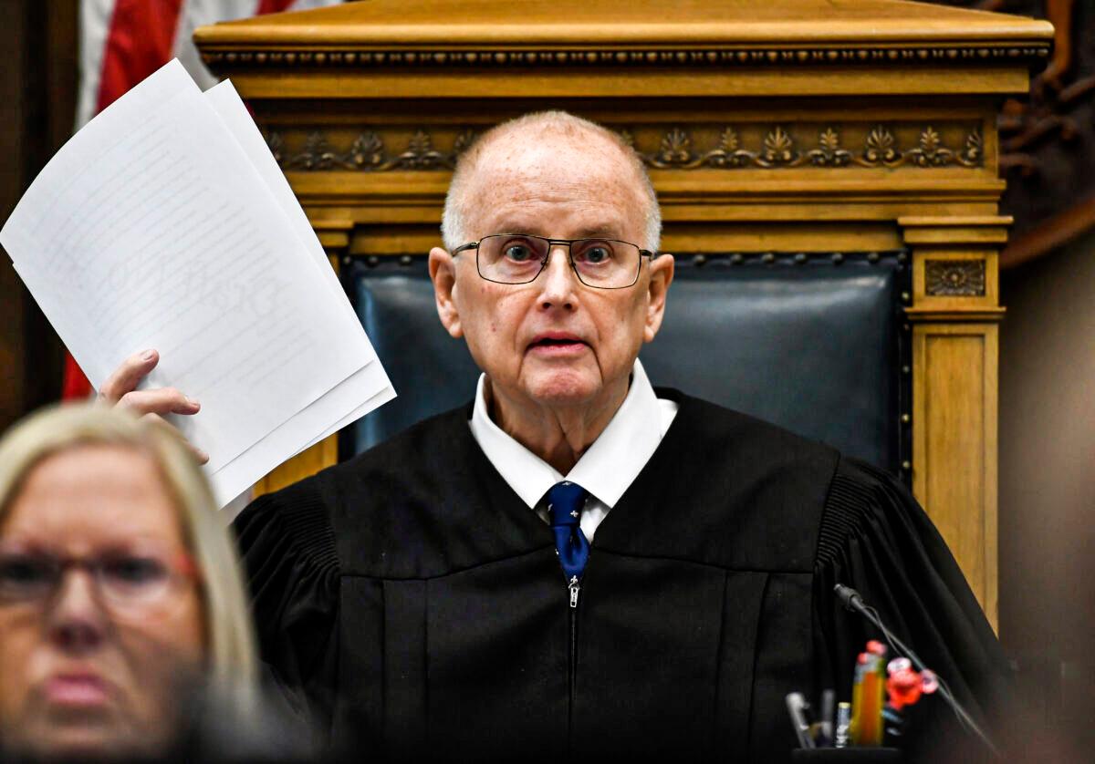 Judge Dismisses Weapons Charge in Kyle Rittenhouse Trial