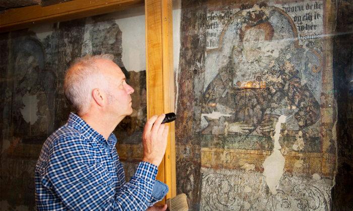 ‘Incredibly Rare’ Elizabethan Wall Paintings From 16th Century Found in Pub in England