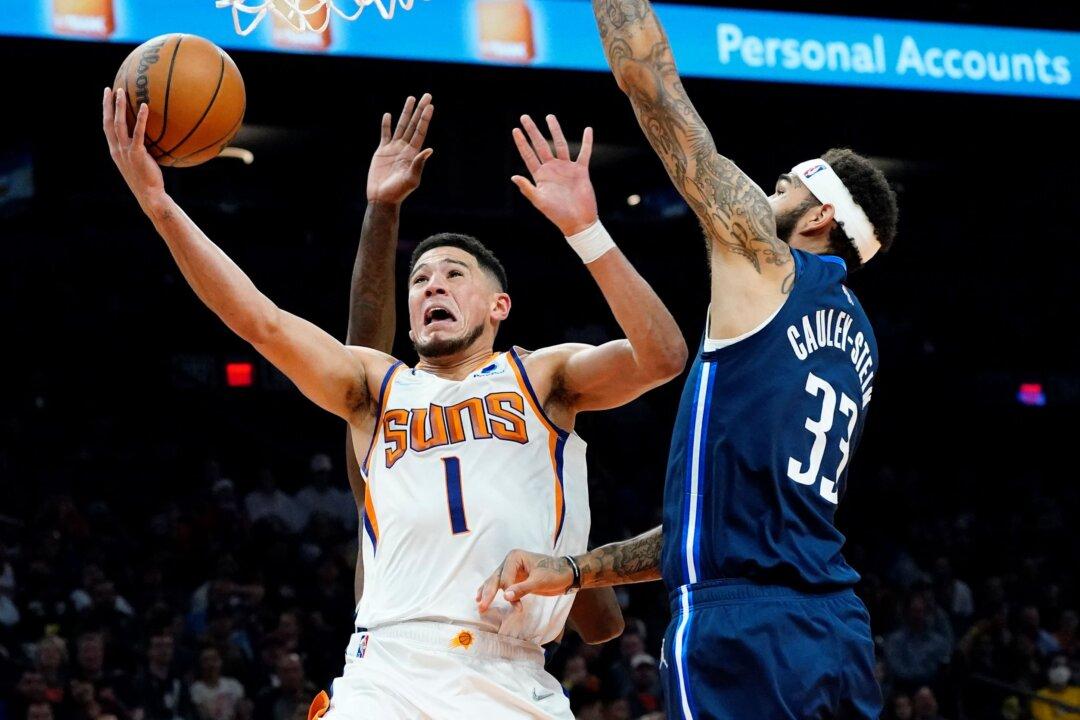 Booker Scores 24 Points, Suns Beat Mavs for 10th Straight
