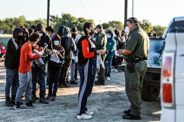 Border Patrol agents apprehend and transport illegal immigrants who have just crossed the river into La Joya, Texas, on Nov. 17, 2021. (Charlotte Cuthbertson/The Epoch Times)
