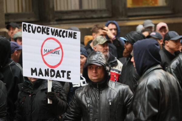 Chicago police officers along with other city workers and their supporters protest at city hall the mayor's vaccination policy for city employees in Chicago, Ill., on Oct. 25, 2021. (Scott Olson/Getty Images)