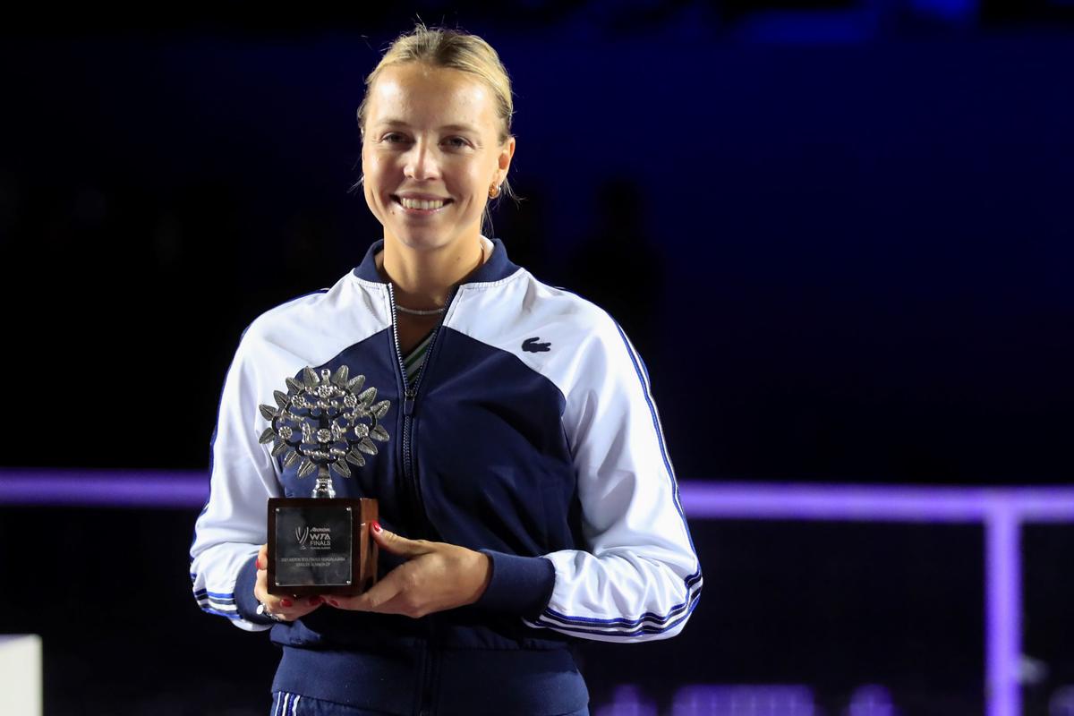 Anett Kontaveit, of Estonia, poses with her trophy after being defeated by Garbiñe Muguruza, of Spain, during the final match of the WTA Finals tennis tournament in Guadalajara, Mexico, in Nov. 17, 2021. (Refugio Ruiz/AP Photo)