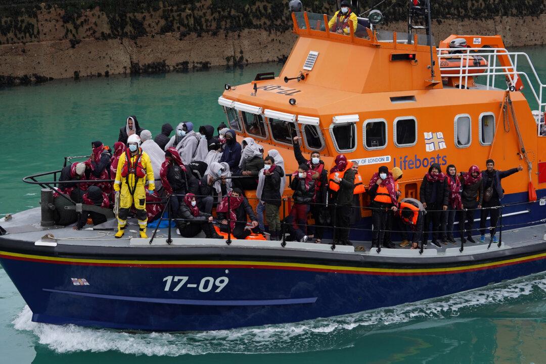 UK Home Office Tells Councils to Find Accommodation for Channel Crossing Children