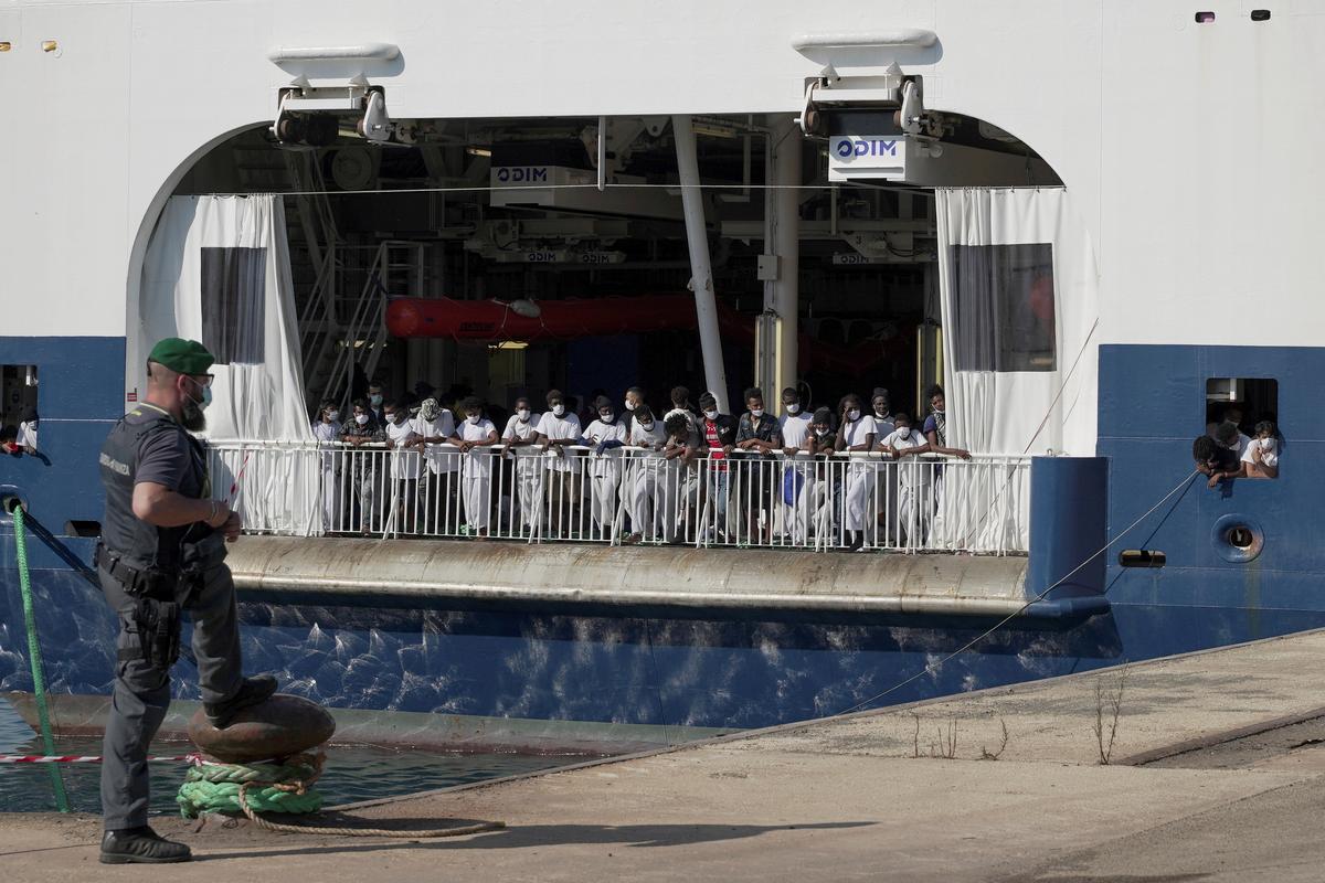 Migrant Boat With 10 Dead Bodies Arrives in Sicily