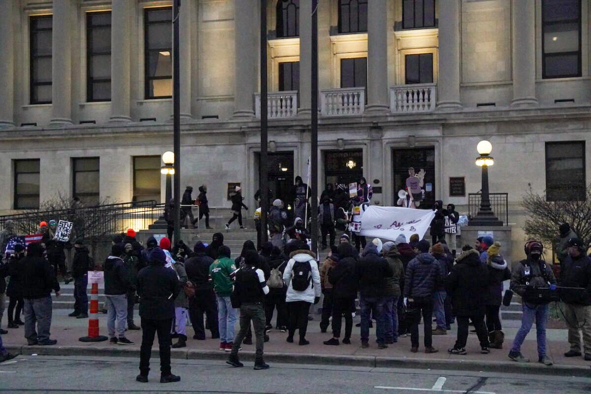 Rittenhouse Jury Concludes 3rd Day of Deliberations Without Verdict