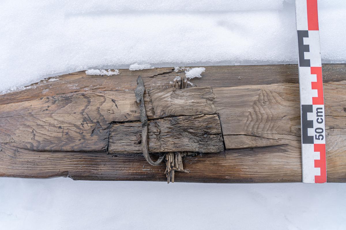 Detail of the raised foothold with repairs and preserved bindings. (Courtesy of <a href="https://secretsoftheice.com/">Espen Finstad, secretsoftheice.com</a>)