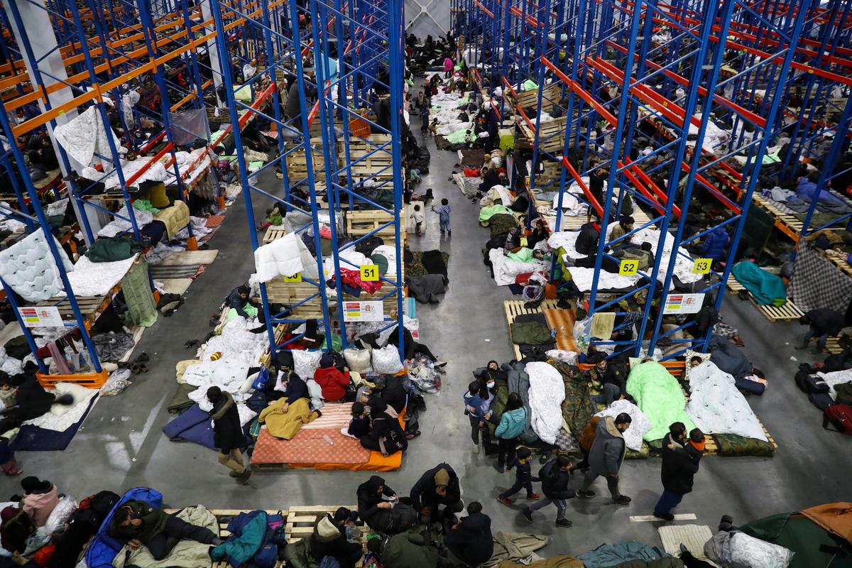 Poland Says Belarus Ferries Migrants Back to Border After Clearing Camps