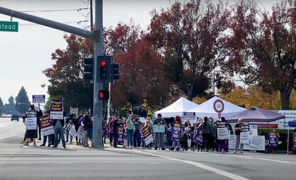 People protest outside Kaiser Permanente as part of a labor strike to support Kaiser hospital engineers in Santa Clara, Calif., on Nov. 18, 2021. (Cynthia Cai/The Epoch Times)
