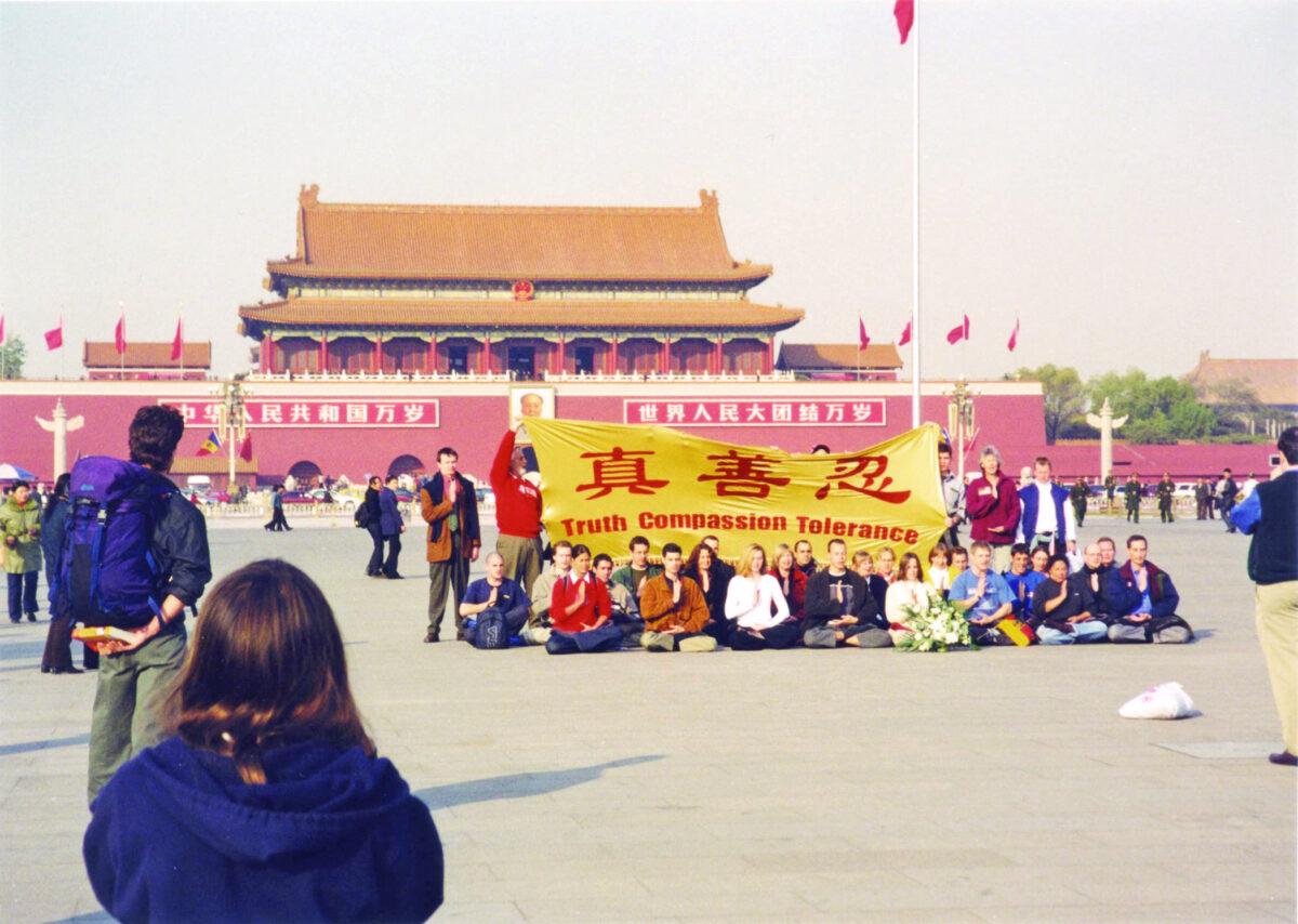 Joel Chipkar (L) secretly videotapes the appeal of 36 Westerners in Tiananmen Square in Beijing on Nov. 20, 2001. (Courtesy of Minghui.org)