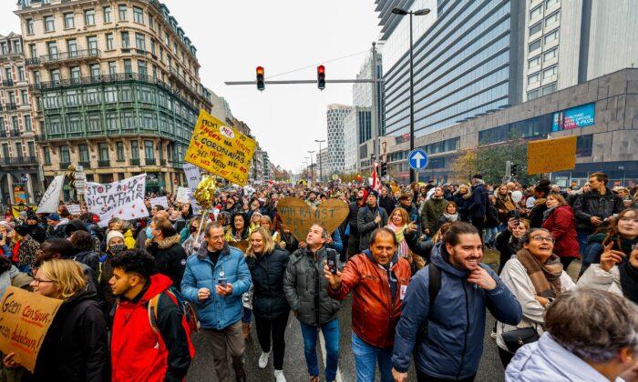 Dozens Arrested as 35,000 People March in Brussels to Protest COVID-19 Rules