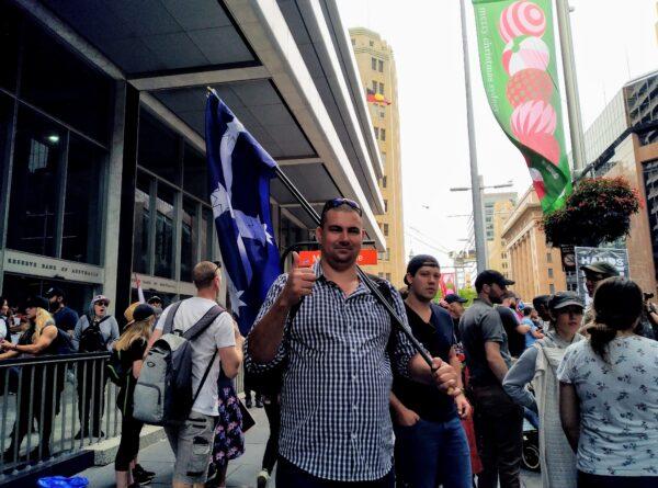 Leon, holding the Eureka flag, came from Taree to the “Freedom Rally” protest in Sydney, Australia, on Nov. 20, 2021. (Nina Nguyen/ Epoch Times)